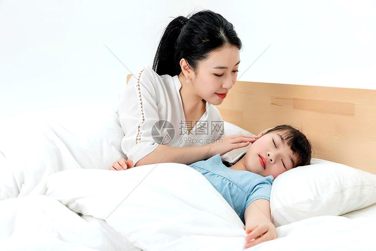 这媳妇一句话差点把老公吓懵！晚上在家哄儿子睡觉呢，老公电话打过来问她在干嘛，她