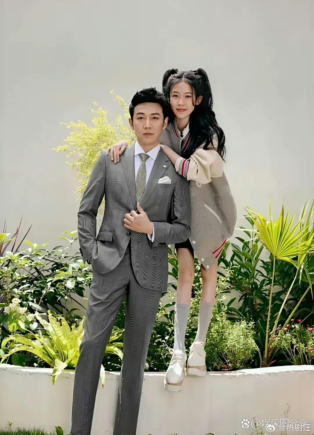 陆毅和他女儿长得这简直就是一模一样。