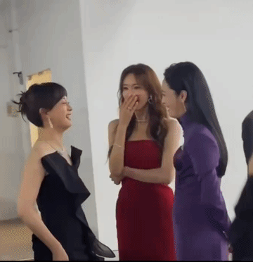 林志玲在孙俪和姚晨跟前看着好没自信，有点拘谨还有点做作，真没有孙俪和姚晨看起来那