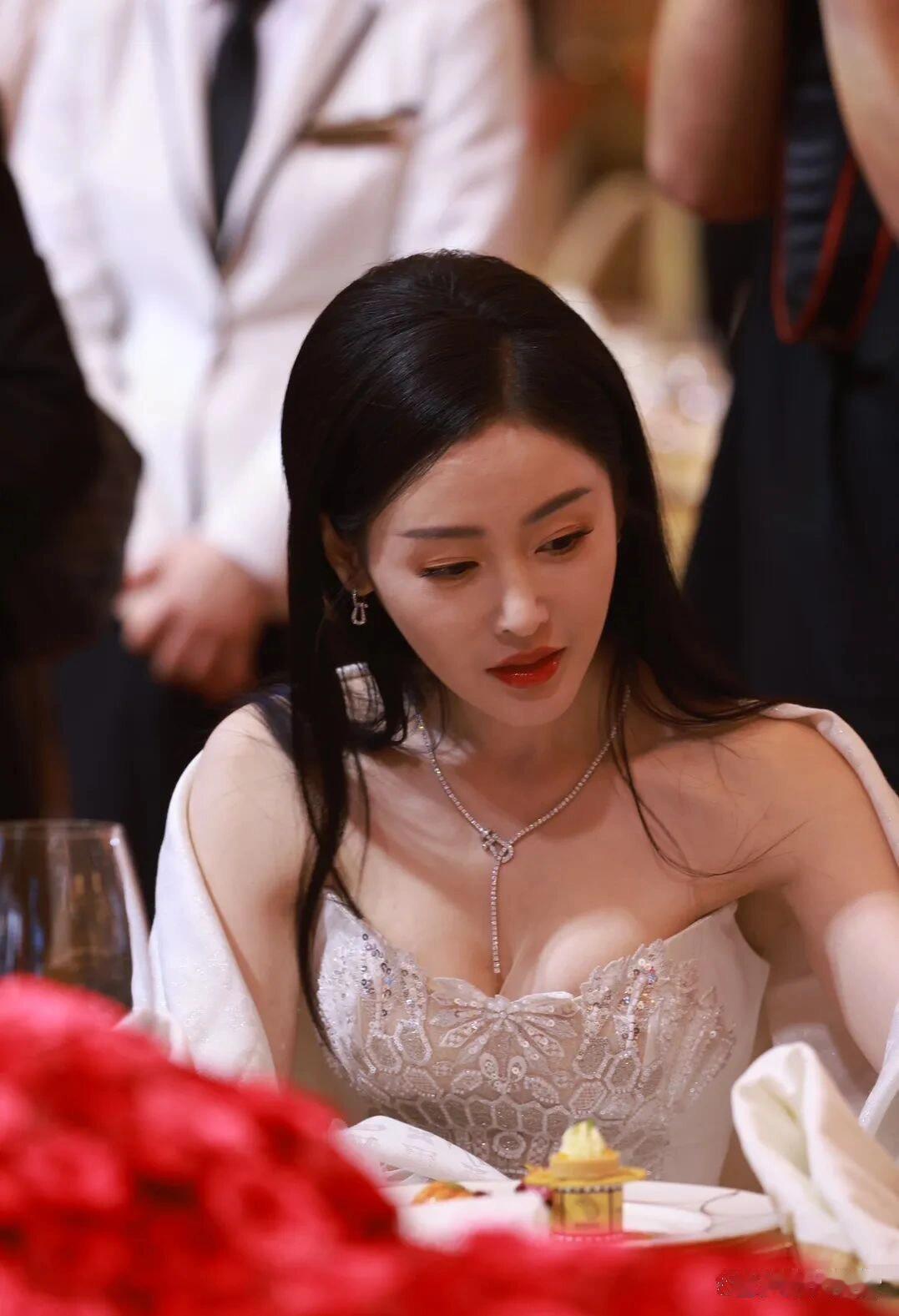 人间尤物张天爱，这打扮，谁能不爱？