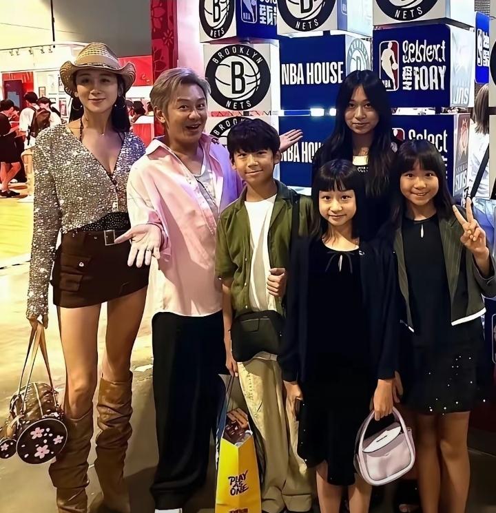 我终于知道当年陈浩民没有娶佘诗曼的原因了，他娶了年龄小他16岁的妻子蒋丽莎，5年