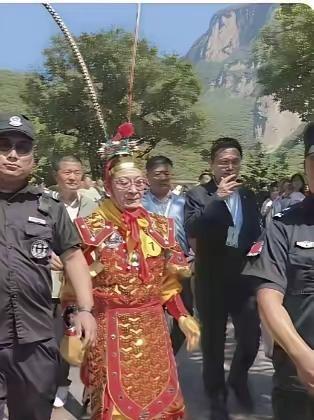 六小龄童这辈子基本就靠着孙悟空活了，可能真的觉得自己就是孙悟空本空了，中美合拍的