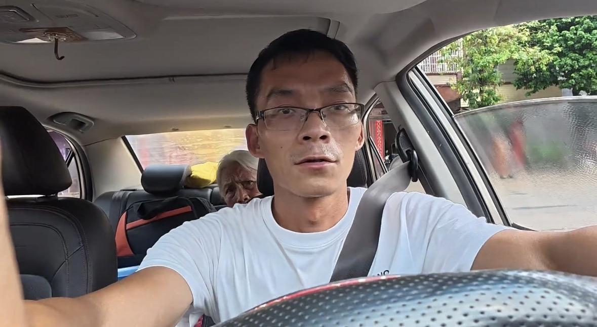唐尚珺第三次带老妈回老家看新房，为老妈整理好床铺打算在新房住一段时间。唐尚珺