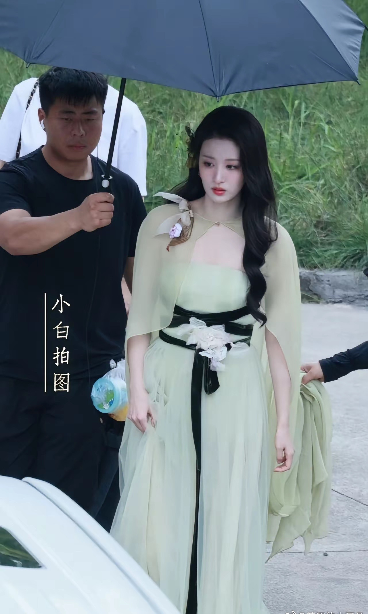 王楚然浮生造型最大的问题就是太“艳俗”了，她气质本来就是有点少妇感，这俩个一叠加