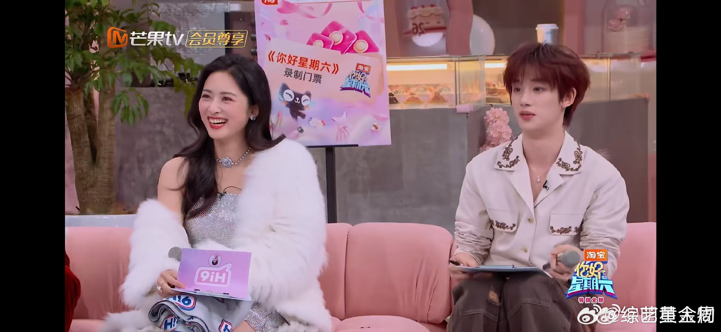 李一桐太调皮了你好星期六一本正经猜题氛围下，李一桐偷偷搞小动作，把话筒贴脸露萌