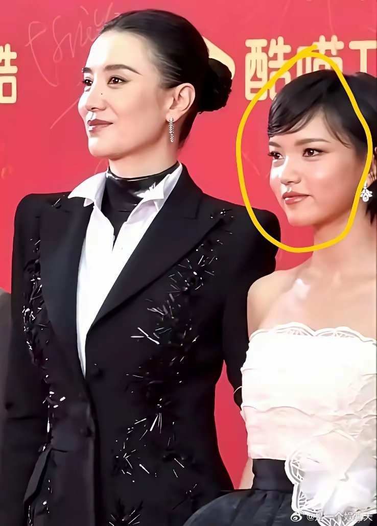 站在宋佳旁边的人是谁？我好奇查了一下，不查不知道，原来她的厉害可以跟宋佳当年想当
