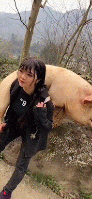 二师兄，你怎么了？被女妖精迷住了吗？快醒醒啊！