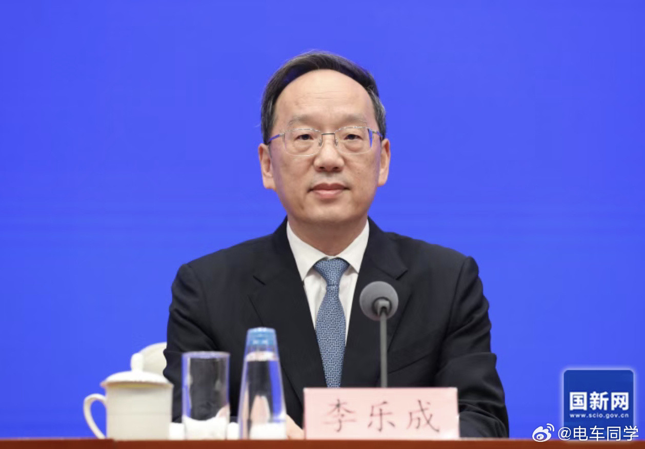 「记者提问，行业的发展离不开有效的行业治理，请问工信部在推动行业治理现代化方面有