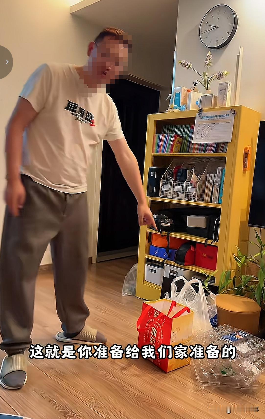 刚看见一对夫妻的对话，既搞笑又合理，还有些纠结。事情是这样，小两口国庆节准备回