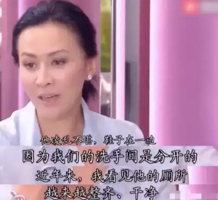 有一次，舒淇去刘嘉玲家里玩，中途在刘嘉玲家里上了一回厕所，当时的刘嘉玲就忍受不了