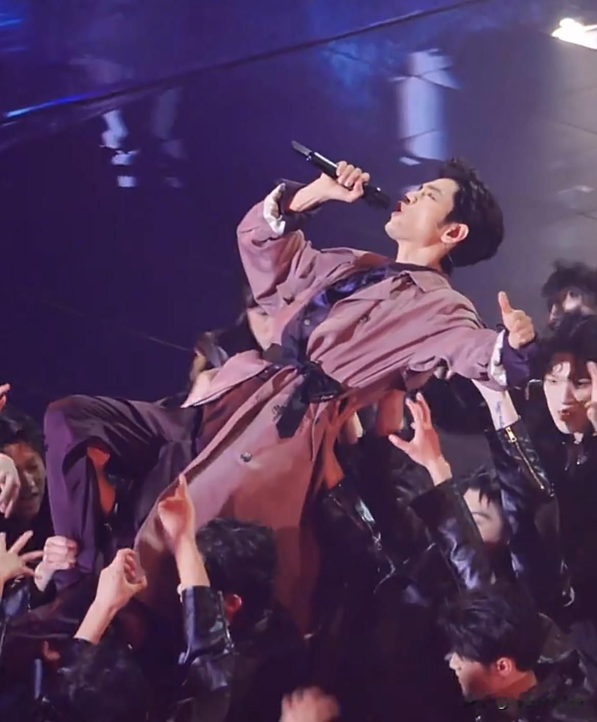 12月31日，肖战飙高音把嗓子唱哑了！时隔一年再次看到红海，红海下肖战极具张力