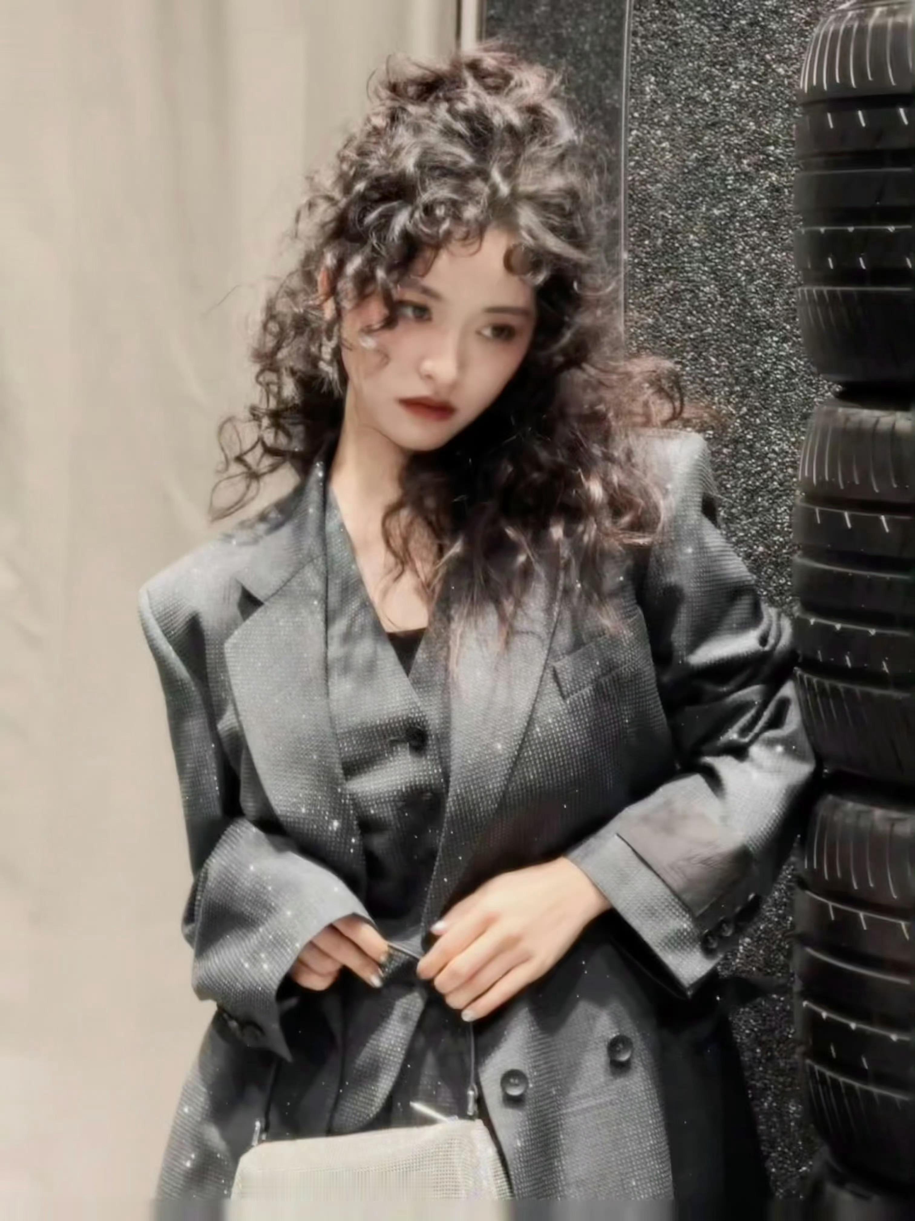 沈月求你了别这样不适合，审美直接从性缩力满满的小孩衣服到成熟女性，没个中间值