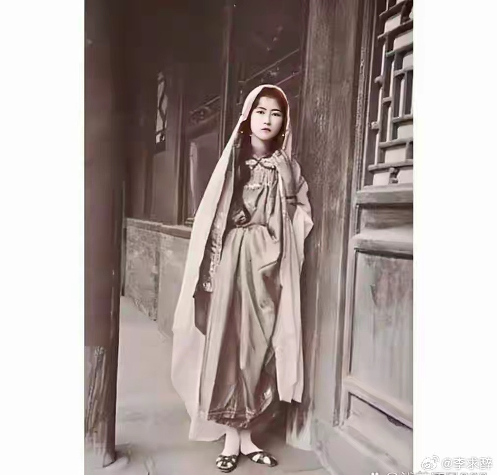 这便是1924年，正值双十年华的林徽因，于北平城留下的最真实的影像，诸位不妨细细