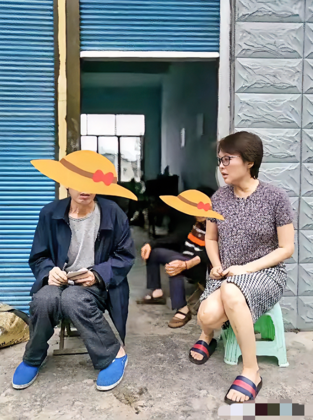 袁立，163cm，这身打扮太接底气了，特别是脚上的拖鞋，真是入乡随俗，这就是都喜