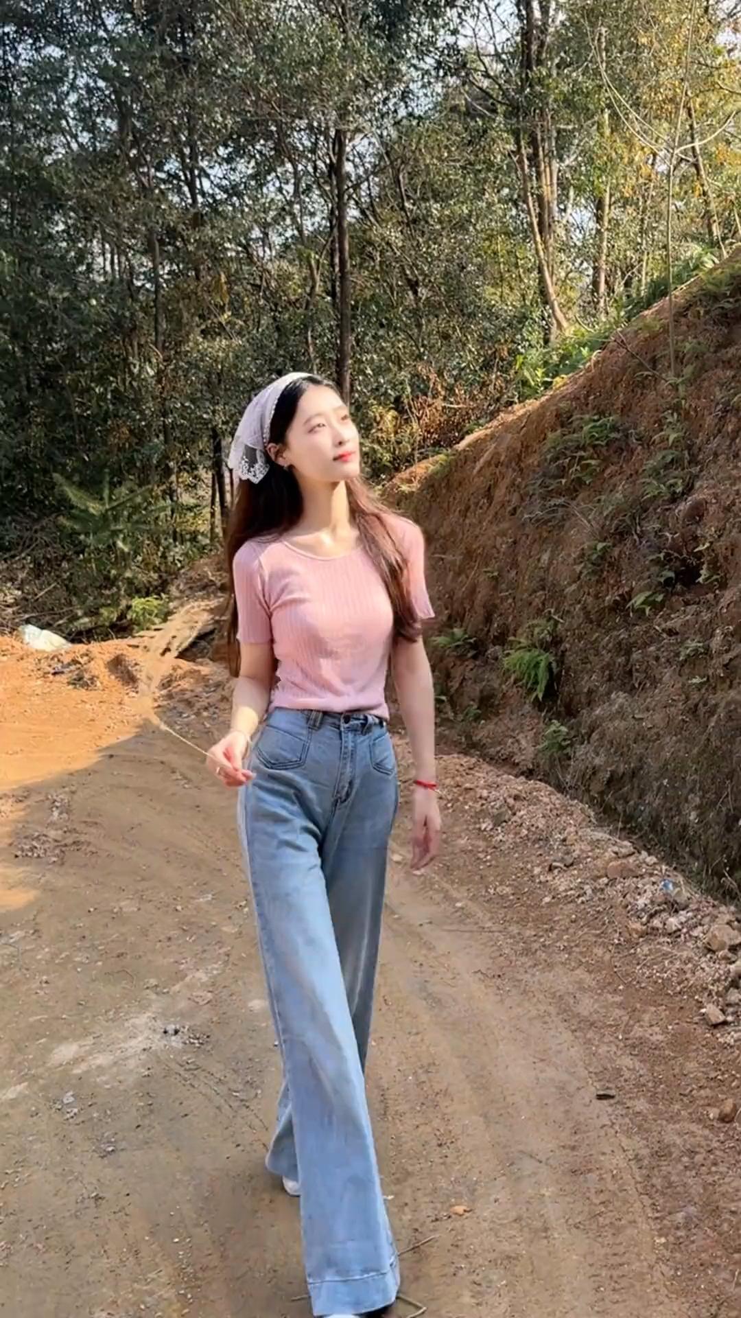 林间小路，轻纱拂面。