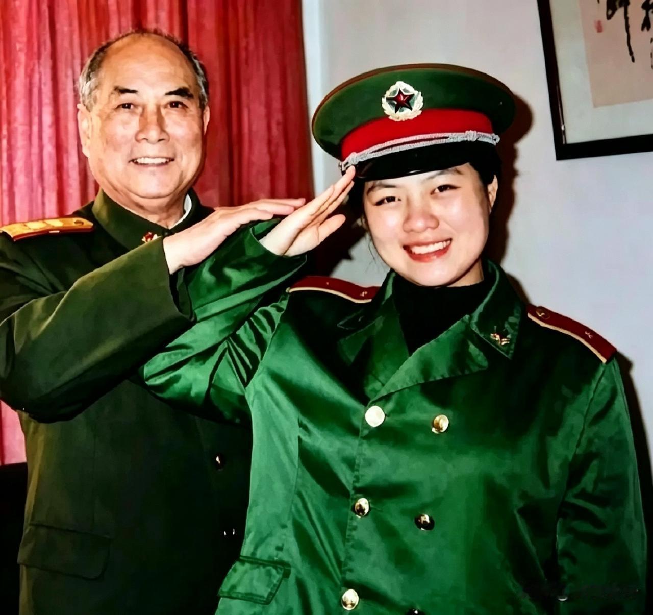 90年代那会儿，张万年上将和小女儿张艳拍了张合照。照片里姑娘长得挺大方，看着就端