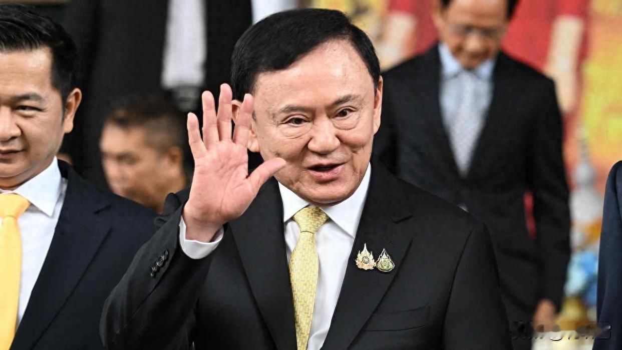 跑为上策？前总理他信突飞迪拜，女儿刚被罢免，新总理即将上台消息传来，曼谷政坛