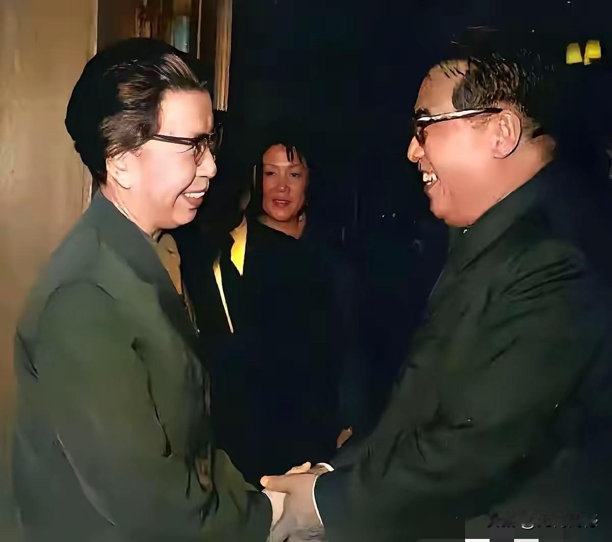 这张老照片是很有年代感的，70后以上的人，对这样的老照片还是有点印象的，等到80