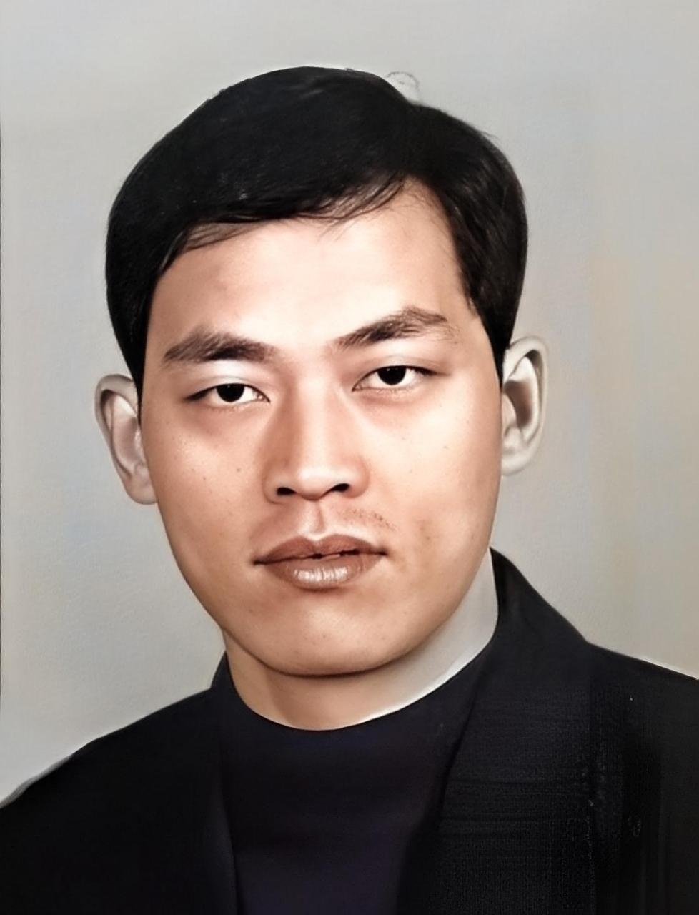 2003年10月，罪犯谢先荣被击毙后痛苦的倒在地上，身上已经失去了生命的体征。法