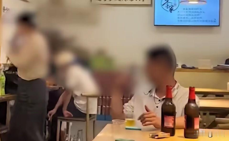 重庆的周某在餐馆里把女扮男装的小胡当成偷拍的人，就算检查手机没找到证据，还是指责