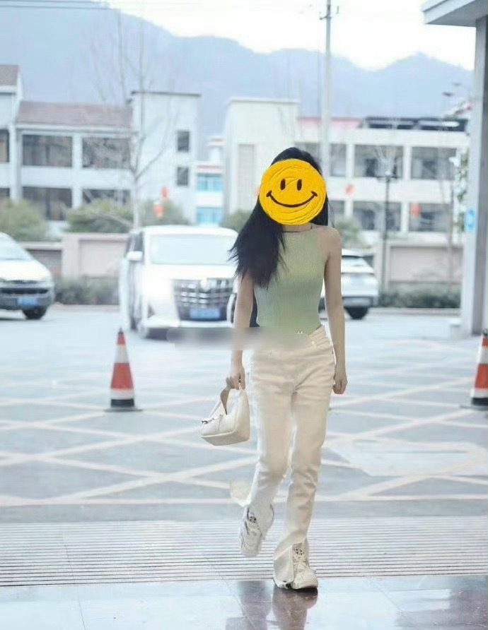 看身材你能区分出赵露思和虞书欣吗​​​？​​​​