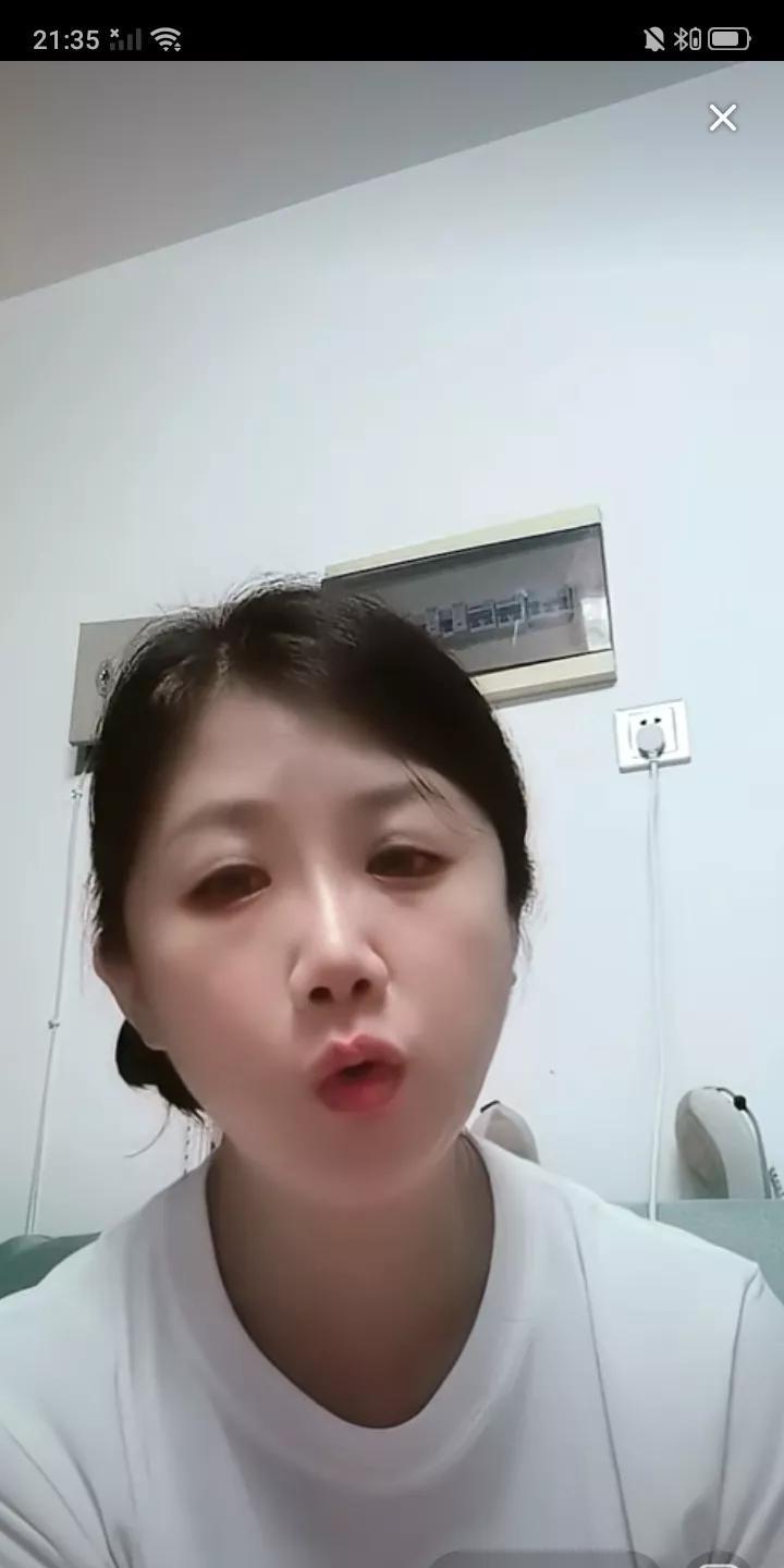 昨晚前篮球记者兰音在直播间与球迷互动，被问及如何看待李梦落选国家队时，兰音说：这