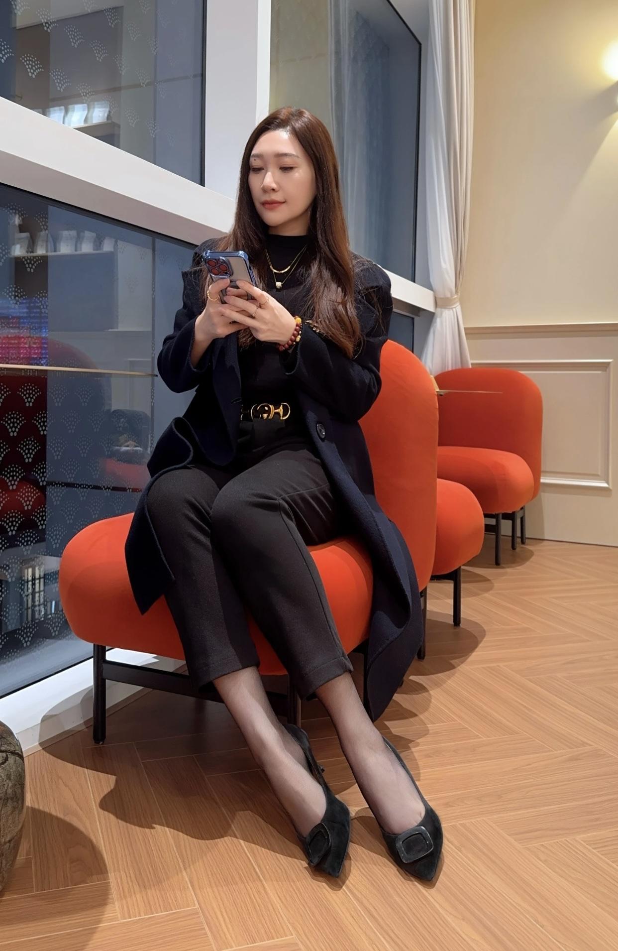 什么样的女孩你看一眼就会心动优雅黑衣女郎，时尚咖啡馆内静坐，品味生活之美。