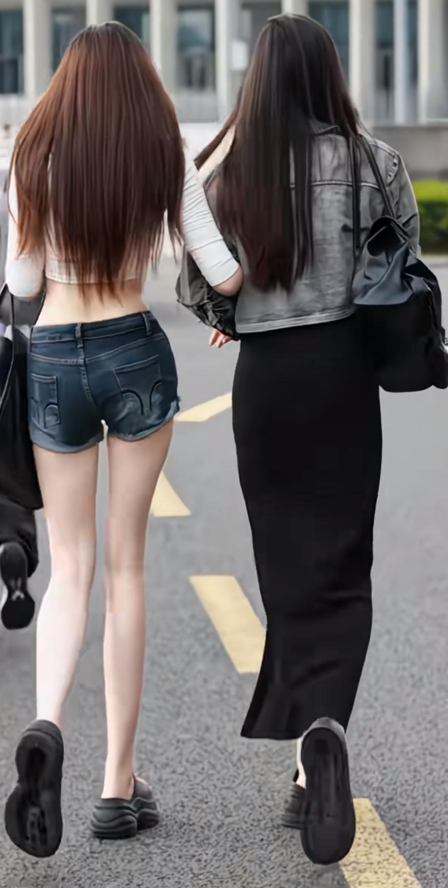 1.和闺蜜的街头漫步，风都是自由的～2.并肩走的快乐，是和你一起才有的✨