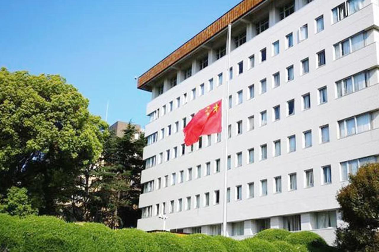 11月13日，中国驻日大使館发文:“日本在历史上，多次以所谓国家存亡危机为借口发