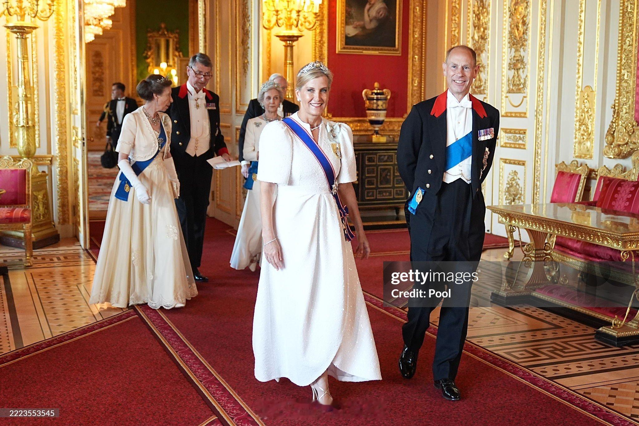 英国王室除了卡米拉王后没有佩戴伊丽莎白二世女王的家族勋章，其他女眷都