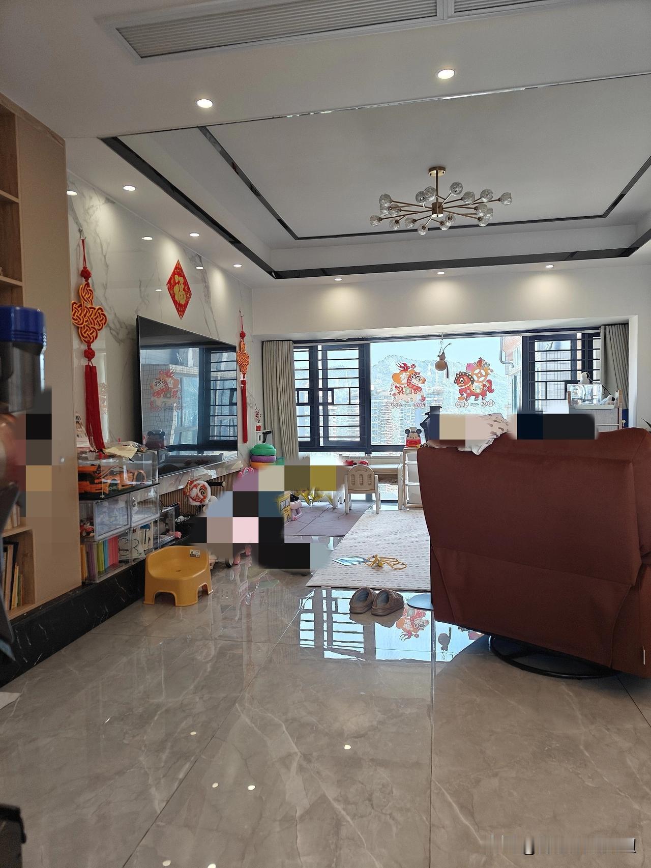 算是见识了好朋友在南山的豪宅。今天，好朋友邀请我和娃去她南山的家去看一看，她上