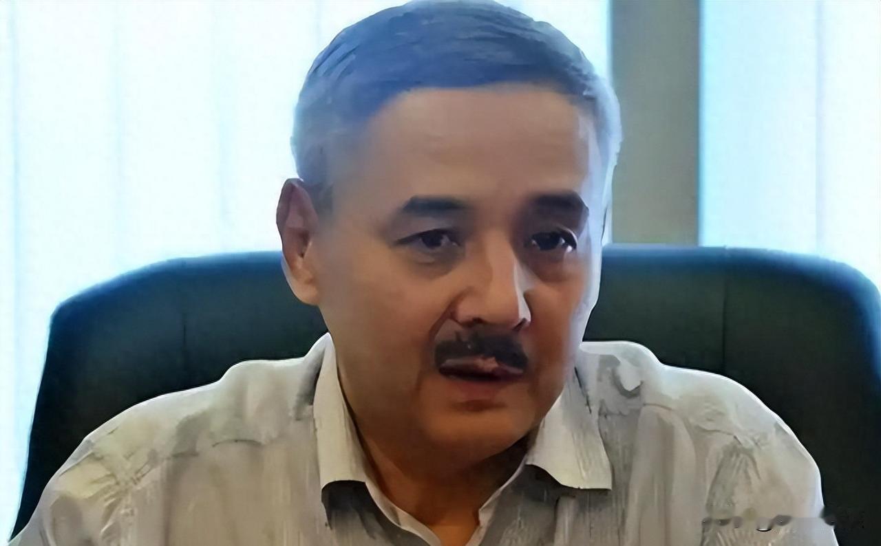 莫斯科出生，中文名四十八年没用过，回国后才第一次填上祖父名字。他不是来认亲的，