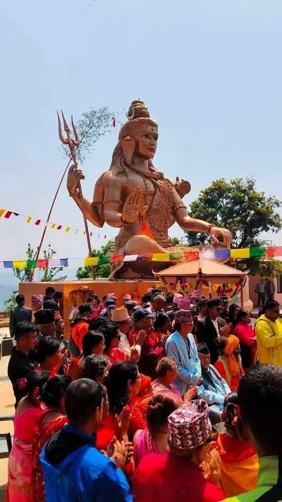 王室王室尼泊尔王室毒蛇出席新的湿婆神像落成典礼，感觉他现在已经像活着的鬼怪而不