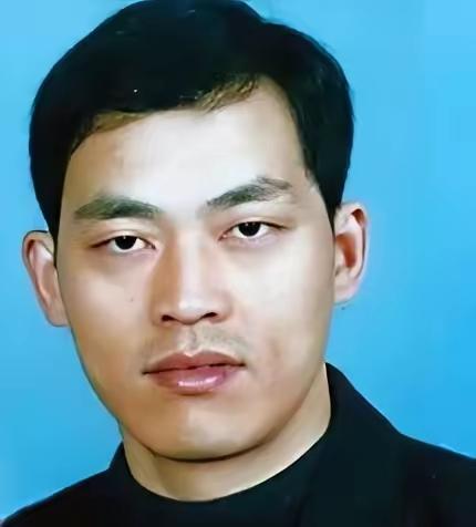 2003年10月，罪犯谢先荣被击毙后痛苦的倒在地上，身上已经失去了生命的体征。法