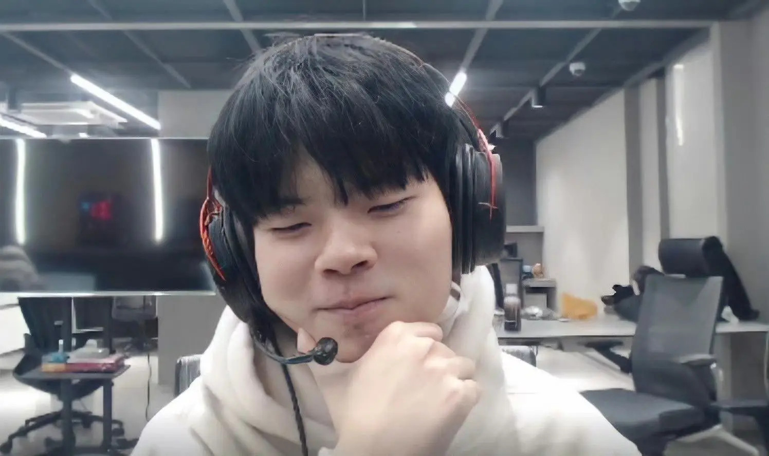 韩国网友爆料Deft背伤很严重行动不方便，听说他在东海买了房子！韩国网友谈到De