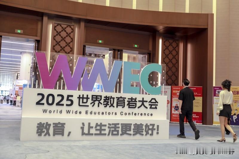 当教育者被挂上"耻辱牌"，谁该真正感到羞耻？成绩是教师一个人的事吗？生源、家