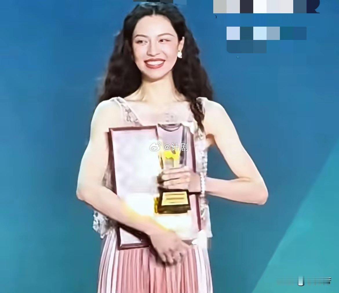 刷到钟楚曦金鸡奖提名现场的图，我对着手机直接嘶了一声。粉吊带长裙，露出来的手臂，