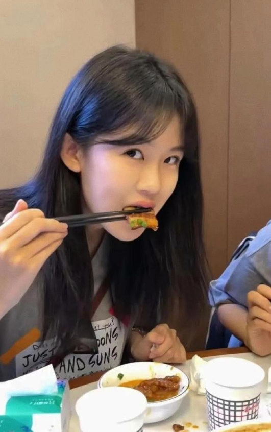 陆毅女儿16岁的贝儿眼睛是标准的丹凤眼吧，这是真的中了基因彩票​​​