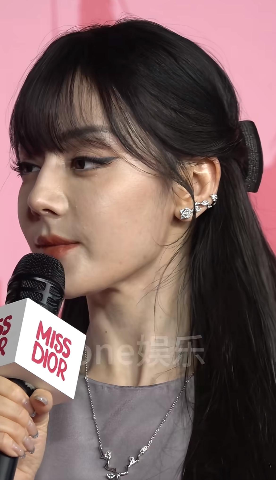 发现没迪丽热巴这人真的好奇怪，明明没有结婚生娃，但是近几年线下生图总给人
