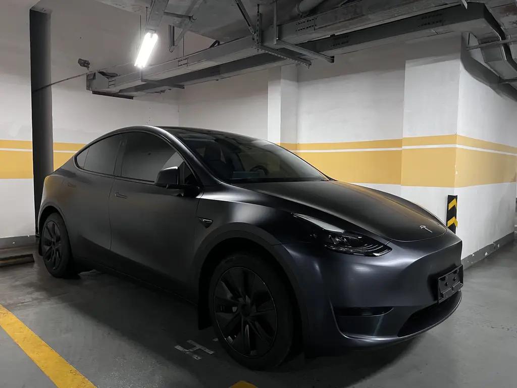 去年6月，我入手了特斯拉ModelY2024款554公里后轮驱动版，当时满心