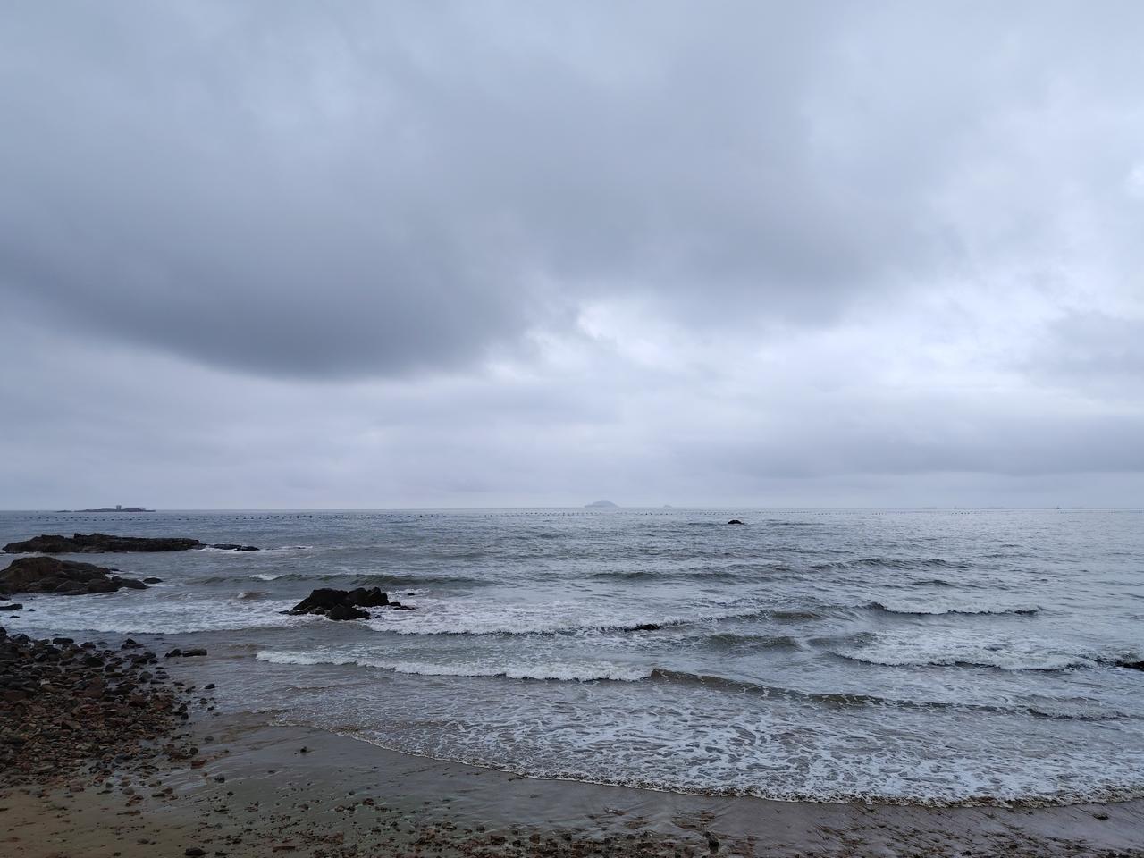 冷空气+雨雨雨！根据天气预报显示，未来三天，青岛将进入持续降雨阶段，其中最大降雨