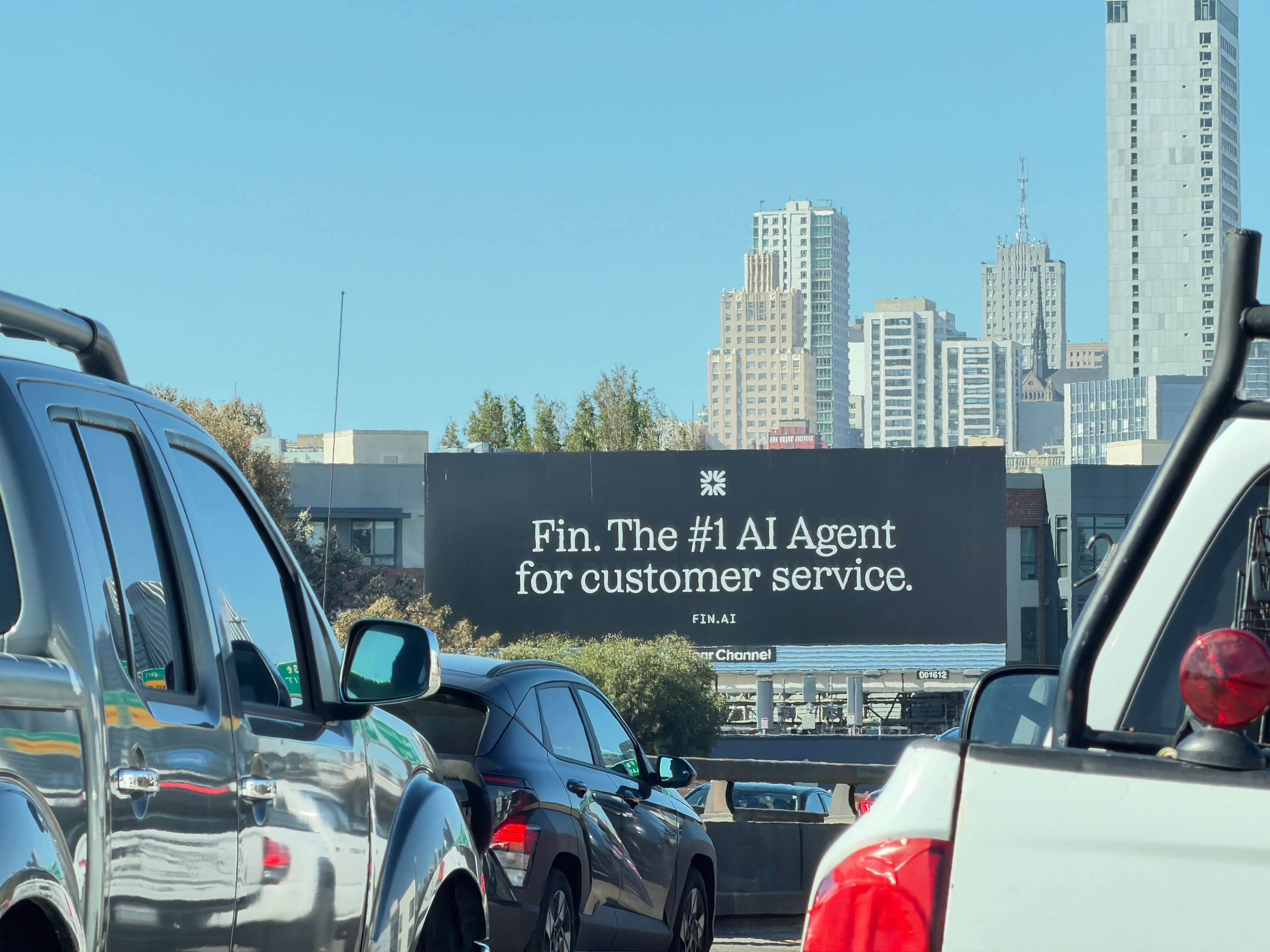 在旧金山的街头，随处可见创业公司的AI广告，我随手拍了下，在这里连空气里都有