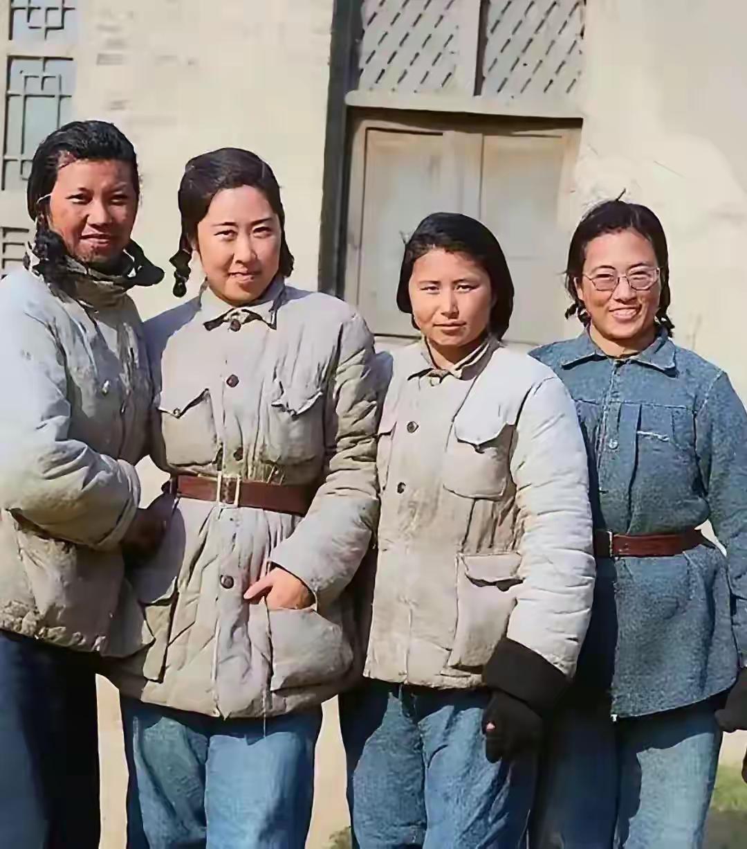 1947年延安窑洞的合影，这四位风华绝代的女性，才是真正的“顶流”你敢信？