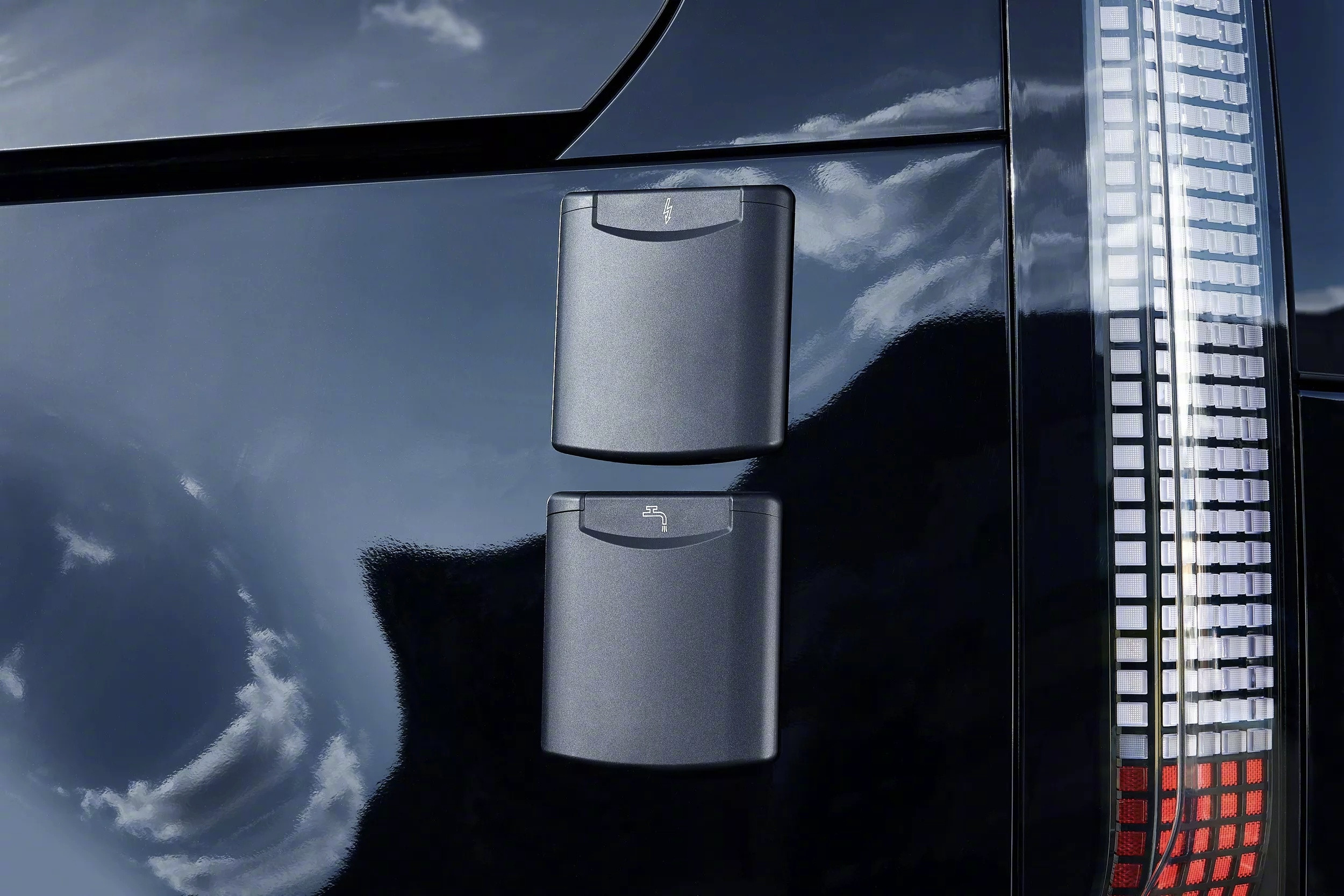 现代StariaMPV房车。有升顶、有床、洗脸盆、小冰箱、小桌板，甚至能淋浴。