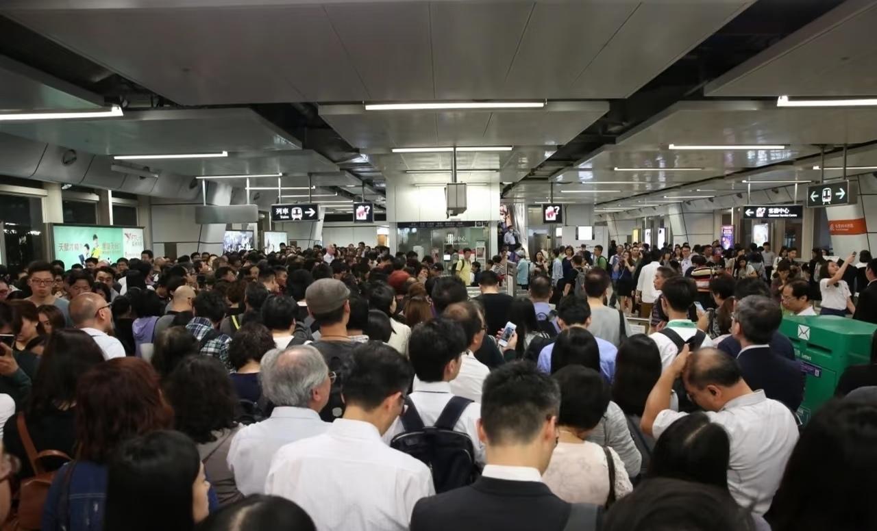 为什么香港地铁没有安检？众所周知，在内地搭乘地铁，所有人都需要严格安检，乘客带