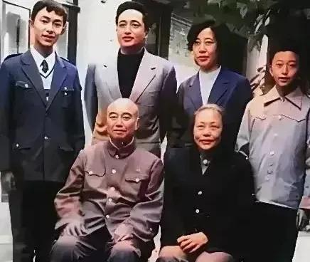 快门将响时将军突转身抹泪！38年前这张偷拍照，竟藏三代泣血密码1981年秋，北