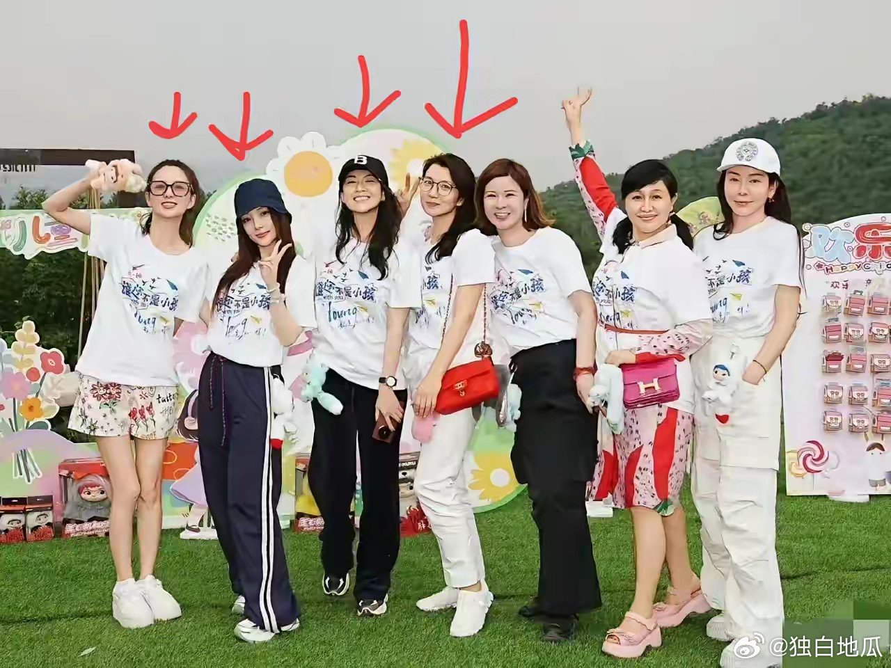 章子怡、佟丽娅、陈好、李小璐一起出游，同框合影三个没想到！没想到：章子怡（左三
