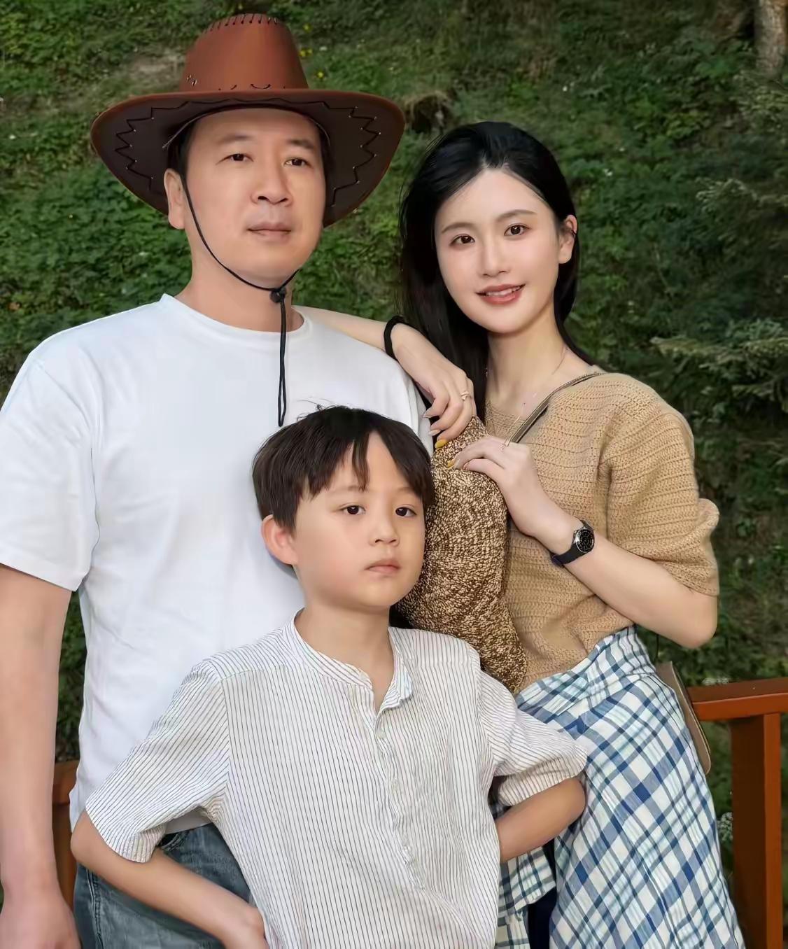杨钰莹的前男友赖文峰一家三口[玫瑰]