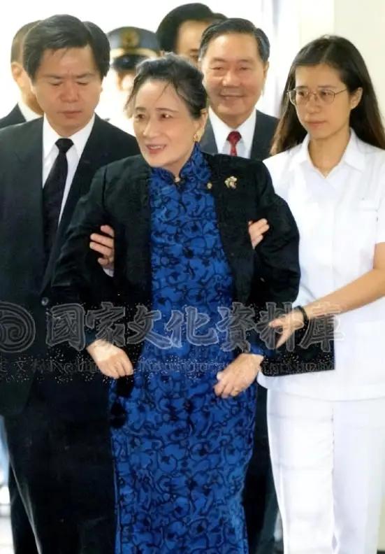 1994年，宋美龄探望住院的外甥女孔令伟，一张罕见的留影，要知道这一年的她已经9