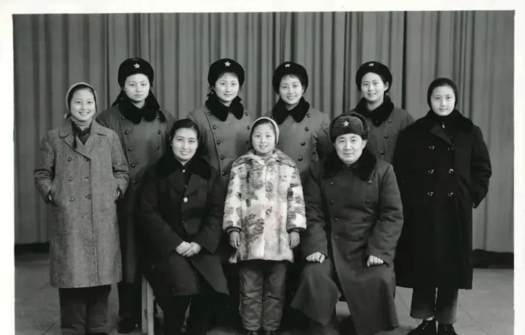 1973年，在一个阳光明媚的日子里，开国少将吴荣正和妻子高秀茹以及7个女儿欢聚在